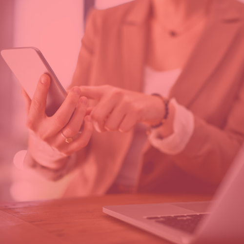 Illustrasjonsbilde hettegenser trykt med Profilioo logo på brystet